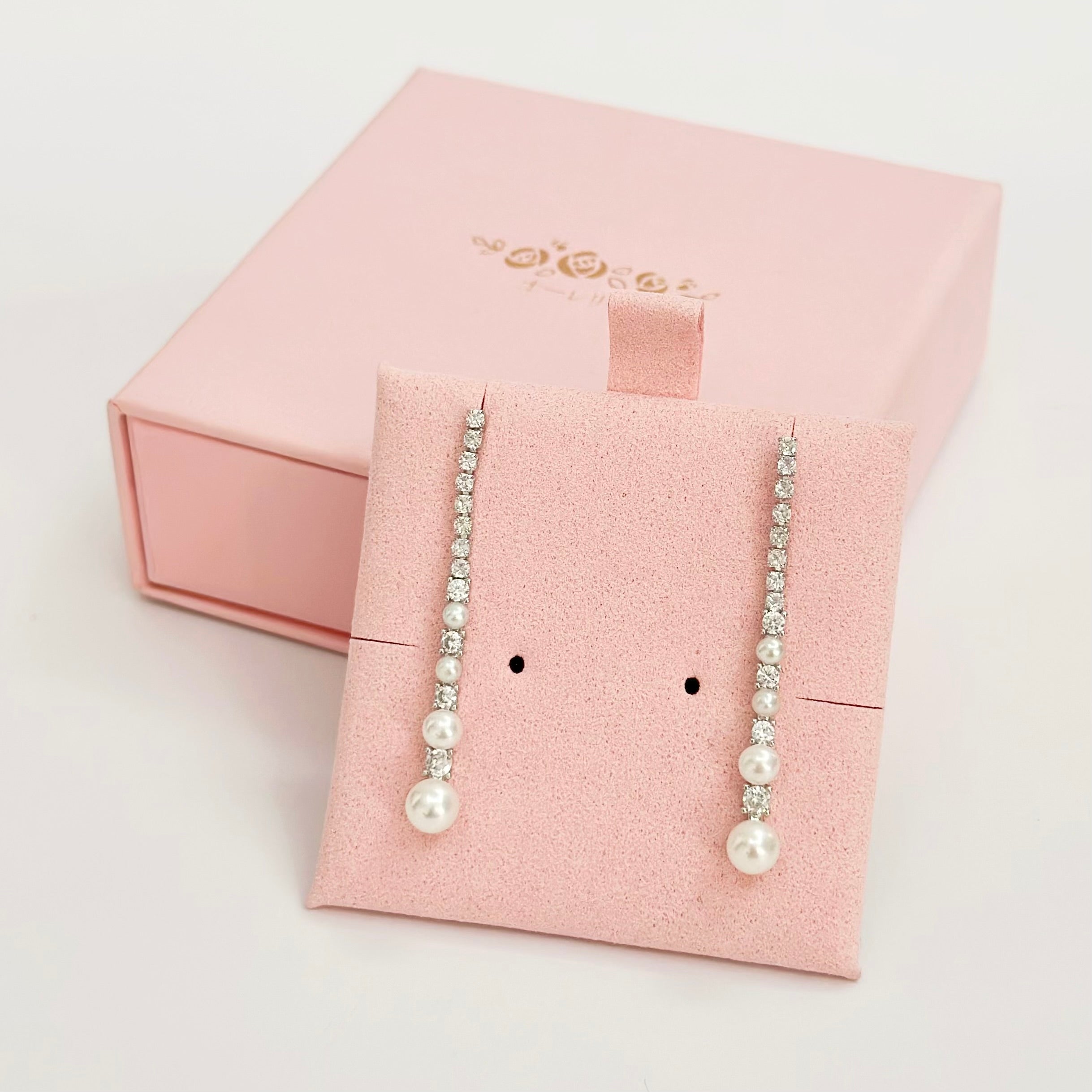Zhao Lu Si’s Style, Love’s Ambition Earrings, c-drama earrings, chinese drama, c-drama, Xu Yan earrings, Qiao Yan earrings, classic pearl earrings, drop pearl earrings, 《许我耀眼》
Gift set for her / hadiah untuk wanita / 送给她的礼物。Perfect for best friend / sahabat baik / 最好的朋友 / 心爱的耳环、手链和戒指。Made in Korea / 制造于韩国 /.Dainty jewellery / 简约精致首饰 / barang kemas halus. 925 sterling silver / 925纯银 / perak tulen 925. Anti-tarnish / 防氧化 / tahan karat. Suitable for daily wear, keshi pearl, baroque pearl, pearl, 珍珠 淡水珍珠 ak